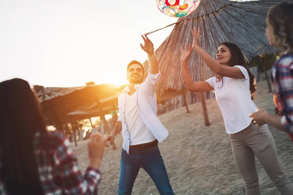 Les jeunes s'amusent sur la plage — Photo