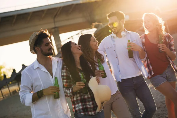 Jóvenes amigos divirtiéndose en la playa — Foto de Stock