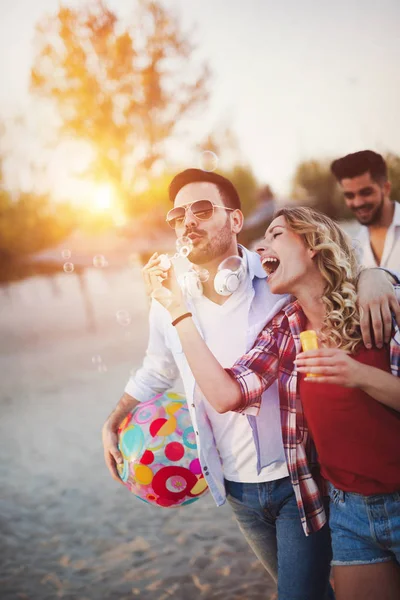 Happy people having fun at beach — Stock Photo, Image