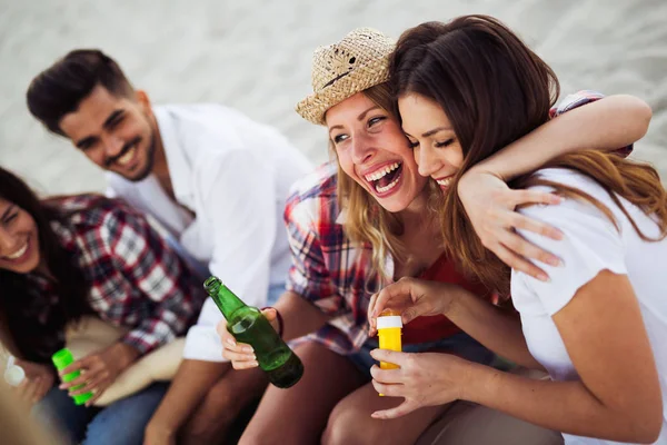 Människor njuter av sommarlovet — Stockfoto