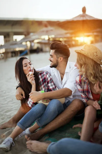 Människor dricka och ha roligt på stranden — Stockfoto