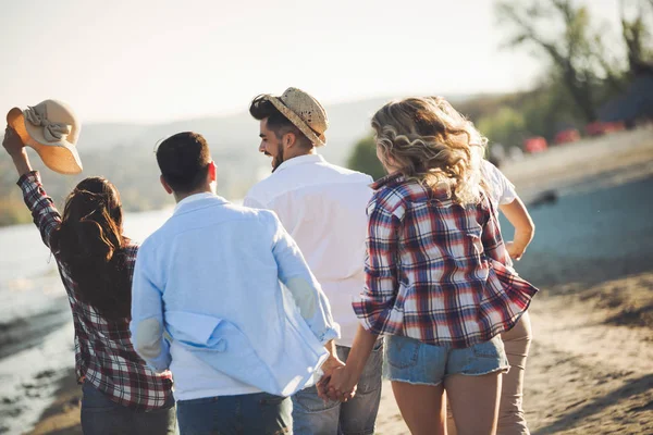 Unga vänner att ha kul på stranden — Stockfoto