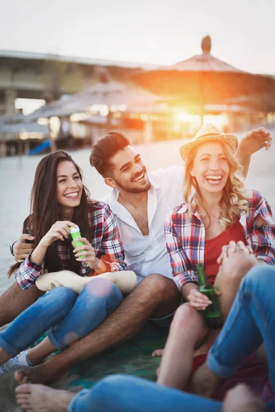 Vänner festa och ha kul på stranden — Stockfoto