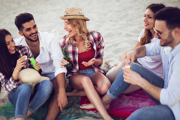 Mensen drinken en plezier op het strand — Stockfoto