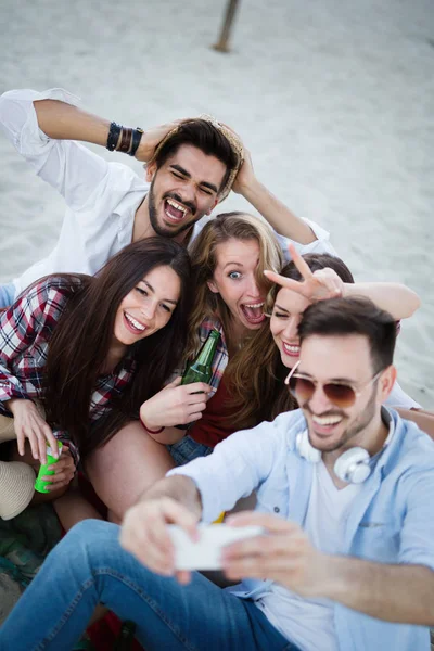 Amigos felizes se divertindo na praia — Fotografia de Stock