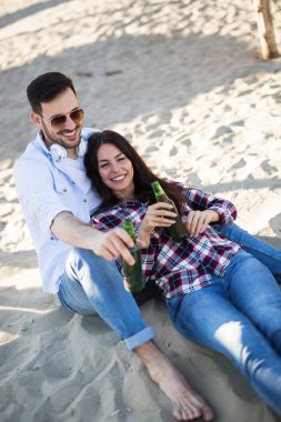 Kumsalda içme Çift