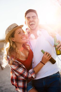 Sahilde güzel Çift