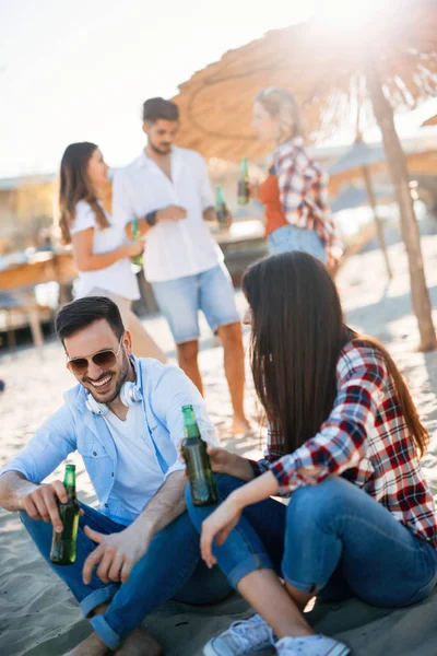 Människor dricka och ha roligt på stranden — Stockfoto