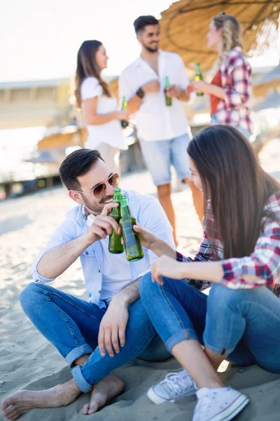 Jóvenes amigos divirtiéndose en la playa —  Fotos de Stock