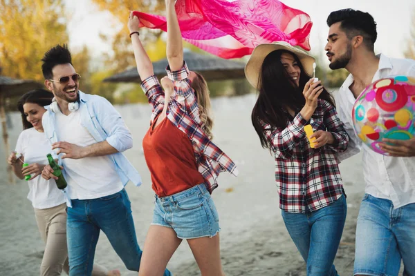 Amici felici che festeggiano sulla spiaggia — Foto Stock