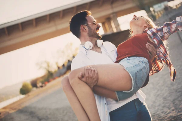 Verliebtes Paar amüsiert sich am Strand — Stockfoto