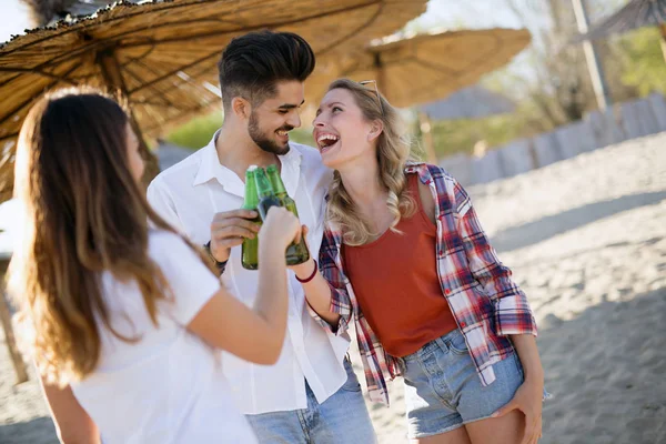 Unga vänner att ha kul på stranden — Stockfoto