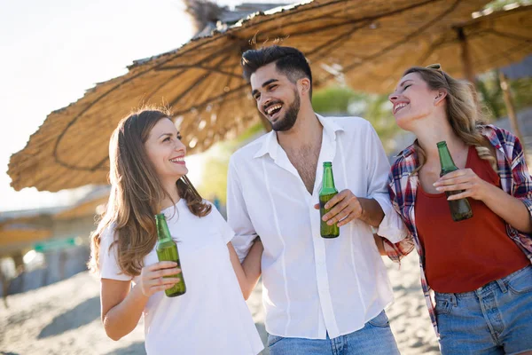 Amis faire la fête et s'amuser sur la plage — Photo