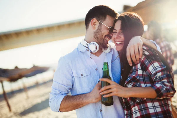 Personas bebiendo y divirtiéndose en la playa —  Fotos de Stock