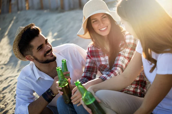 Happy vrienden feesten op het strand — Stockfoto