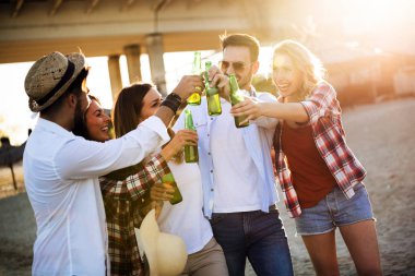 Mutlu insanlar eğlenceli kumsalda içme