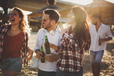 Sahilde mutlu gençlerin grup