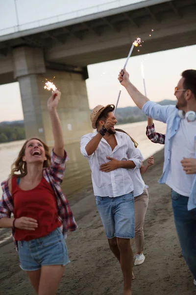 Amigos felices divirtiéndose en la playa — Foto de Stock