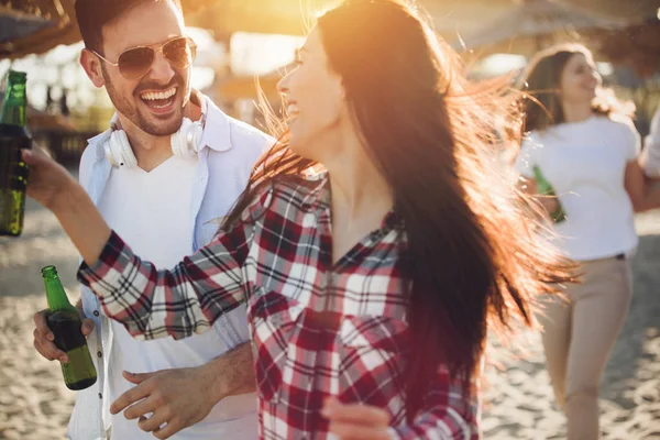 Jóvenes felices disfrutando del verano — Foto de Stock