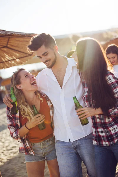 Groep van gelukkige jonge mensen op strand — Stockfoto