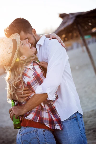 Hermosa pareja en la playa — Foto de Stock