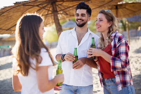 ビーチで飲む幸せな人 — ストック写真