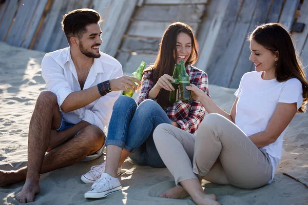 Des gens heureux buvant à la plage — Photo