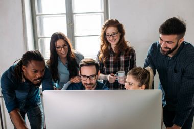 Ofiste çalışan şirket çalışanları