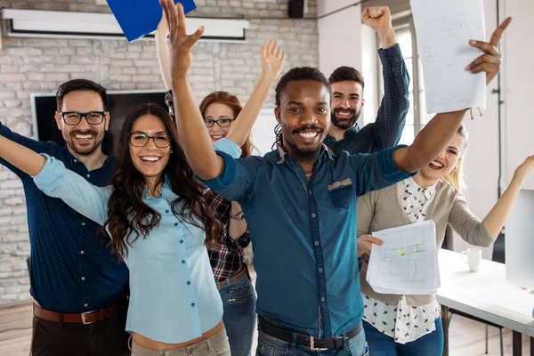 Empleados de la empresa trabajando en oficina — Foto de Stock