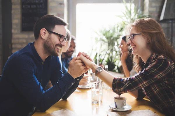 Collèges flirtant sortir ensemble dans le restaurant — Photo