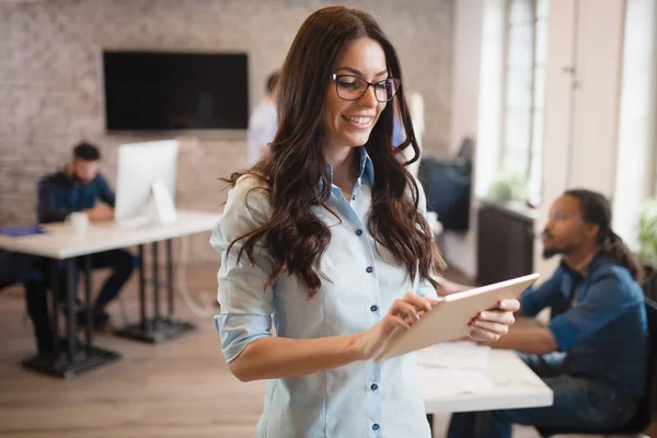 Empleados de la empresa trabajando en oficina — Foto de Stock