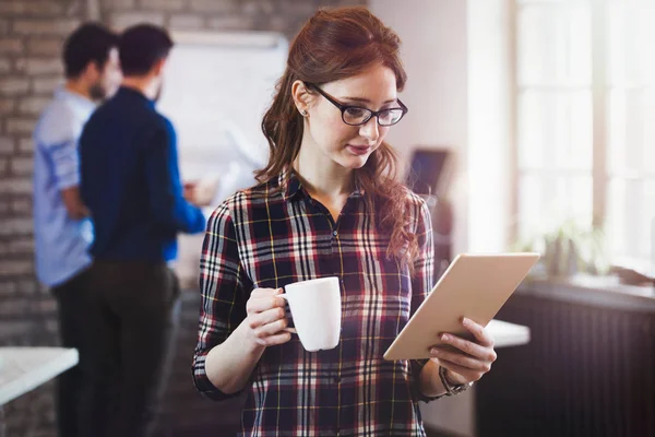 Hermosa mujer que trabaja en la oficina moderna — Foto de Stock