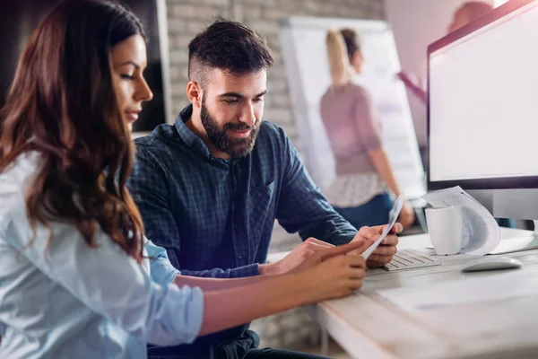 Employés de l'entreprise travaillant au bureau — Photo