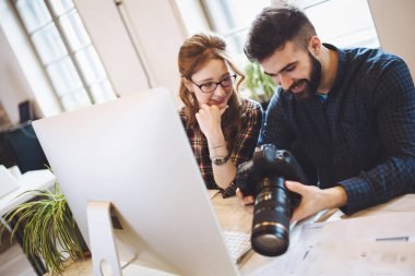 Ofiste çalışan şirket çalışanları