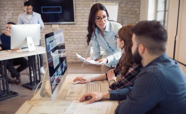 Employés de l'entreprise travaillant au bureau — Photo