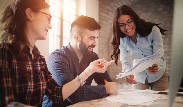 Employés de l'entreprise travaillant au bureau — Photo