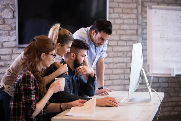 Mitarbeiter des Unternehmens arbeiten im Büro — Stockfoto