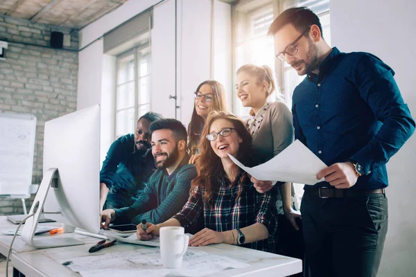 Employés de l'entreprise travaillant au bureau — Photo