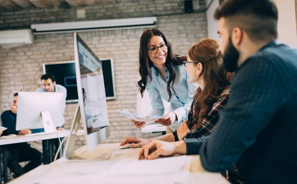 Mitarbeiter des Unternehmens arbeiten im Büro — Stockfoto