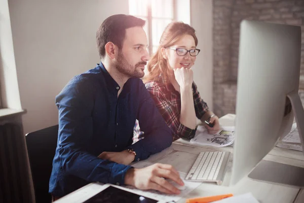 Employés de l'entreprise travaillant au bureau — Photo