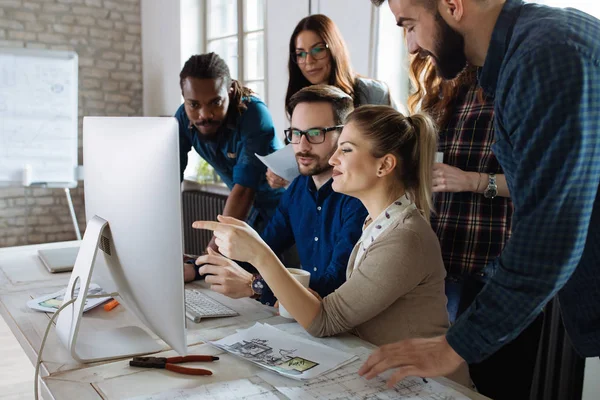 Mitarbeiter des Unternehmens arbeiten im Büro — Stockfoto