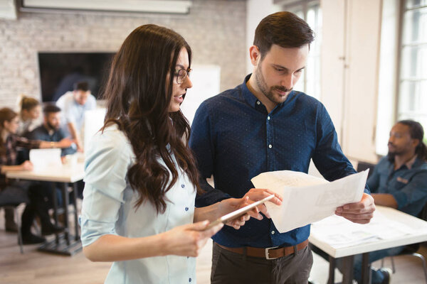 Сотрудники компании, работающие в офисе
