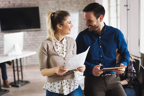 Employés de l'entreprise travaillant au bureau — Photo