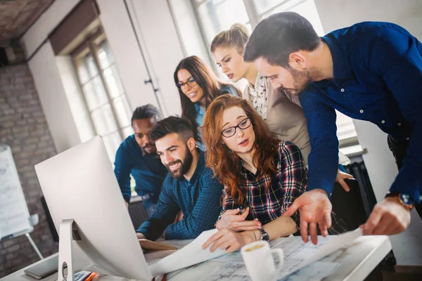 Ofiste çalışan şirket çalışanları