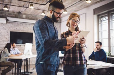 Ofiste çalışan şirket çalışanları