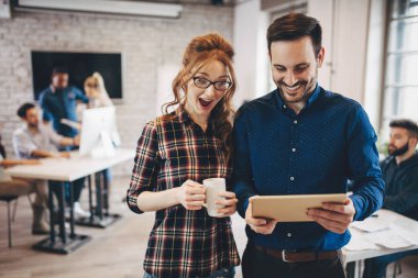 Ofiste çalışan şirket çalışanları