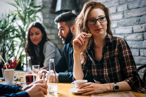 Mulher comer biscoitos e beber café — Fotografia de Stock