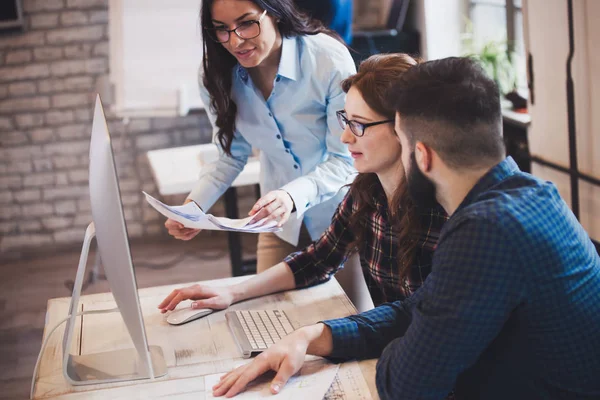 Mitarbeiter des Unternehmens arbeiten im Büro — Stockfoto