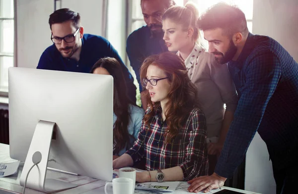 Employés de l'entreprise travaillant au bureau — Photo