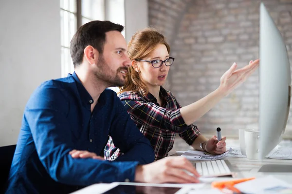 Mitarbeiter des Unternehmens arbeiten im Büro — Stockfoto